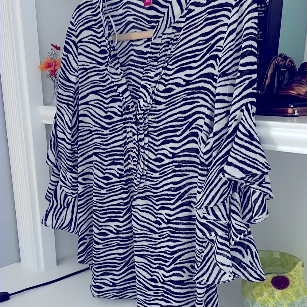Vince Camuto Black and White Ruffled Tie Front Blouse # 229